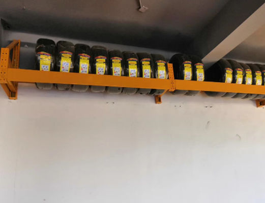 Links-het Rek van Douanelogo heavy duty tire rack, Dik gemaakte Rek van de Muur het Hangende Band, het Rek van de Staalvertoning voor Winkel
