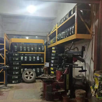 Links-het Rek van Douanelogo heavy duty tire rack, Dik gemaakte Rek van de Muur het Hangende Band, het Rek van de Staalvertoning voor Winkel