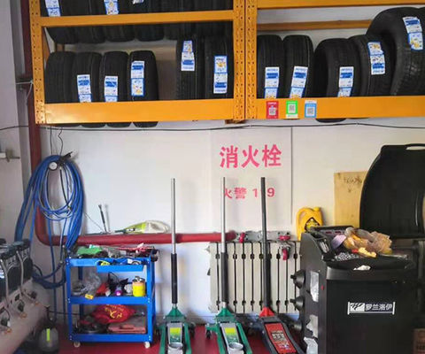 Links-het Rek van Douanelogo heavy duty tire rack, Dik gemaakte Rek van de Muur het Hangende Band, het Rek van de Staalvertoning voor Winkel