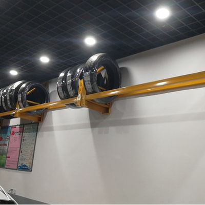 Links-het Rek van Douanelogo heavy duty tire rack, Dik gemaakte Rek van de Muur het Hangende Band, het Rek van de Staalvertoning voor Winkel