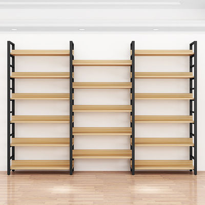 Links-Ijzer en Houten Planken