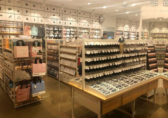 TUV het Ijzer van Goedkeuringshongchuang en Houten Planken voor Boutique, het Rek van het Vertoningsmetaal