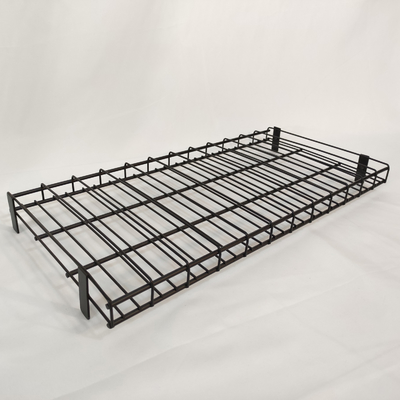 De zwarte Planken van de Supermarktvertoning met pvc-het Rek van het Raadsnagellak